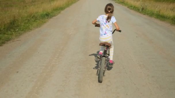 Liten flicka rida en cykel — Stockvideo