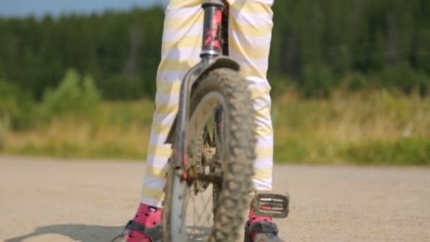 Niña con bicicleta — Vídeos de Stock