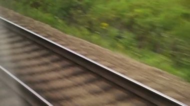 Demiryolu hattı yakın planda.