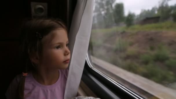 Menina olhando através da janela no trem — Vídeo de Stock