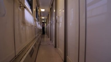 Hareket halindeki trende bir koridor.