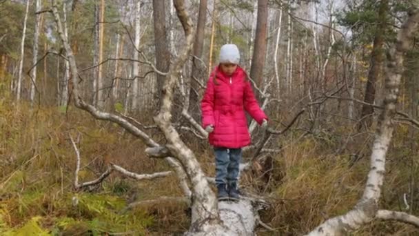 Petite fille dans la forêt d'automne