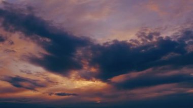 Gün batımında renkli gökyüzü. Zaman Uygulaması