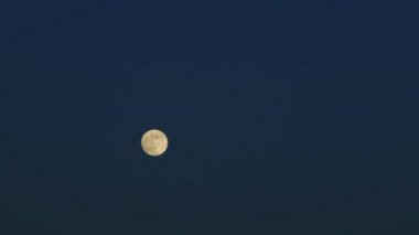 Gece gökyüzünde dolunay