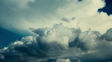 Mavi gökyüzündeki bulutların zamanı