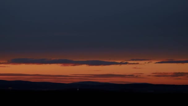 Барвисте небо на заході сонця. Тімелапсе — стокове відео
