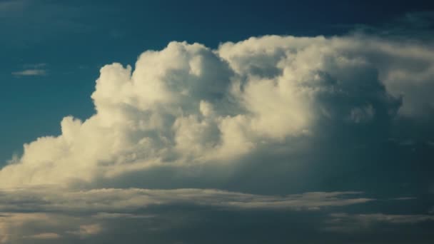 Mavi gökyüzündeki bulutların zamanı — Stok video