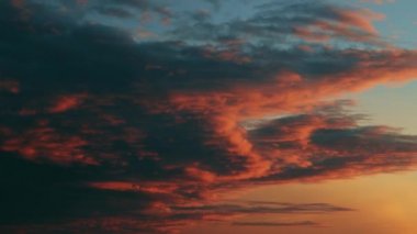 Gün batımında renkli gökyüzünün zamanı