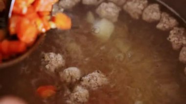 Kaynar çorbaya havuç ekliyorum.