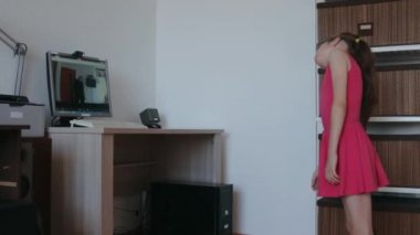 Küçük kız covid 19 salgını sırasında evde online dersler alıyor.
