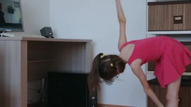 Küçük kız covid 19 salgını sırasında evde online dersler alıyor.