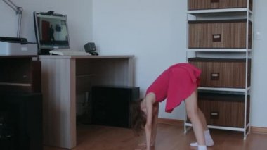 Küçük kız covid 19 salgını sırasında evde online dersler alıyor.