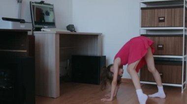 Küçük kız covid 19 salgını sırasında evde online dersler alıyor.