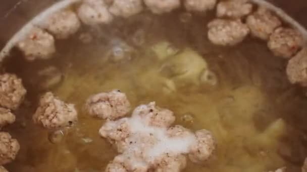 Vařící polévka s masovými kuličkami v detailu