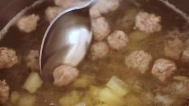 Kochende Suppe mit Frikadellen in Großaufnahme — Stockvideo