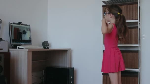 Dívka brát online kurzy doma během covid 19 epidemie — Stock video