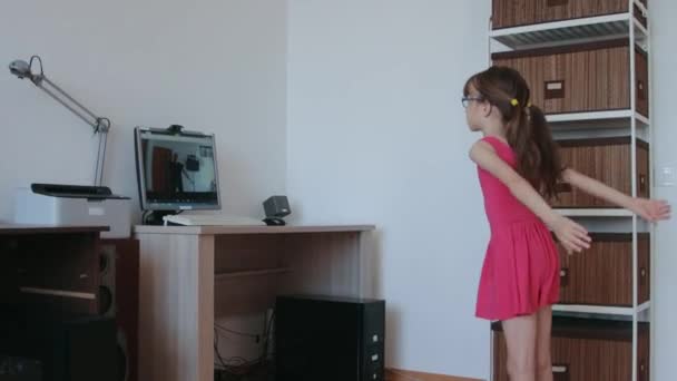 在流行病蔓延期间，小女孩在家里参加网上课程 — 图库视频影像