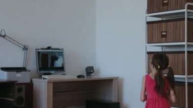 Küçük kız covid 19 salgını sırasında evde online dersler alıyor.