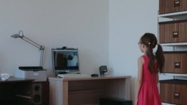 Küçük kız covid 19 salgını sırasında evde online dersler alıyor.