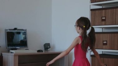 Küçük kız covid 19 salgını sırasında evde online dersler alıyor.