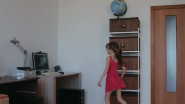 Küçük kız covid 19 salgını sırasında evde online dersler alıyor.