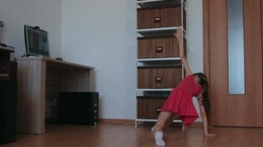 Küçük kız covid 19 salgını sırasında evde online dersler alıyor.
