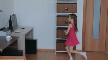 Küçük kız covid 19 salgını sırasında evde online dersler alıyor.