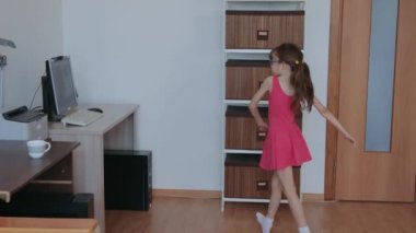 Küçük kız covid 19 salgını sırasında evde online dersler alıyor.