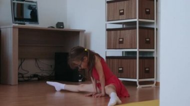Küçük kız covid 19 salgını sırasında evde online dersler alıyor.