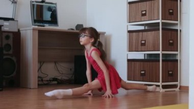 Küçük kız covid 19 salgını sırasında evde online dersler alıyor.