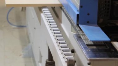 Atölyede bir kenar bandı makinesi