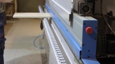 Atölyede bir kenar bandı makinesi