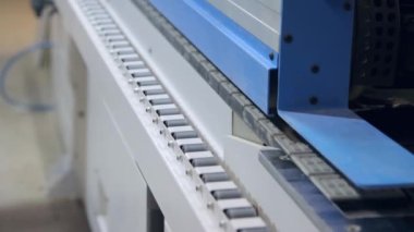 Atölyede bir kenar bandı makinesi