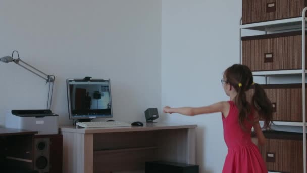 在流行病蔓延期间，小女孩在家里参加网上课程 — 图库视频影像
