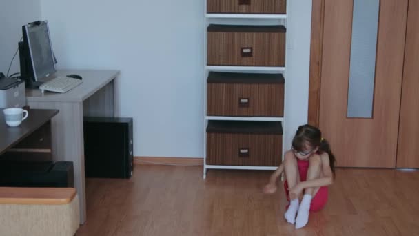 Девочка учится дома во время эпидемии ковида 19 — стоковое видео