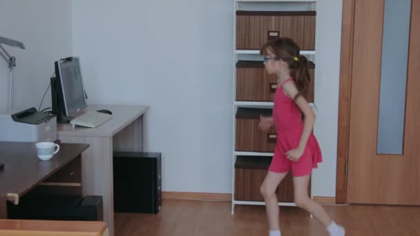 Девочка учится дома во время эпидемии ковида 19 — стоковое видео
