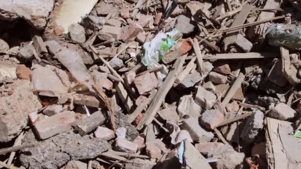 Обломки разрушенного здания в закрытом состоянии — стоковое видео