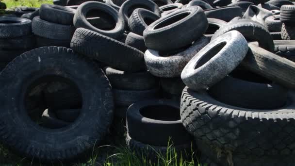 Grande pilha de velhos pneus usados — Vídeo de Stock