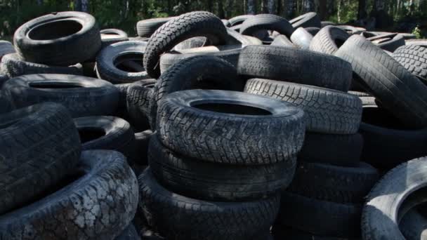 Grande pilha de velhos pneus usados — Vídeo de Stock