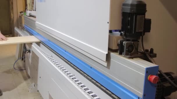 Una máquina de cantos en el taller — Vídeo de stock