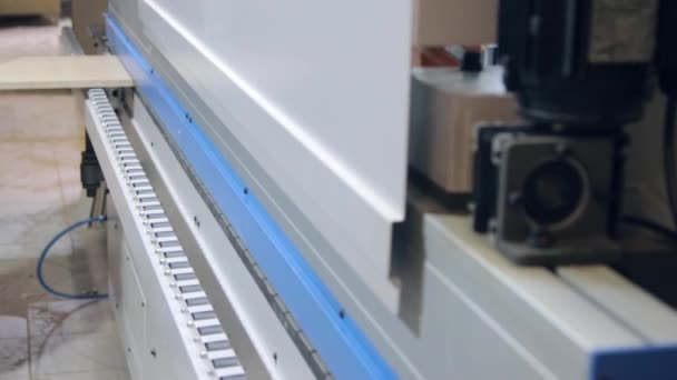 Una máquina de cantos en el taller — Vídeo de stock
