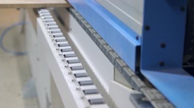 Atölyede bir kenar bandı makinesi