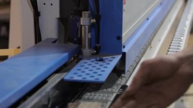 Atölyede bir kenar bandı makinesi