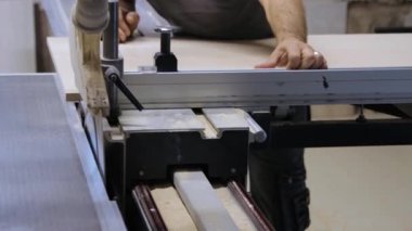 Dairesel testere üzerindeki kesme işlemi yakın planda