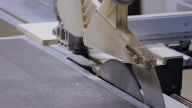 Dairesel testere üzerindeki kesme işlemi yakın planda