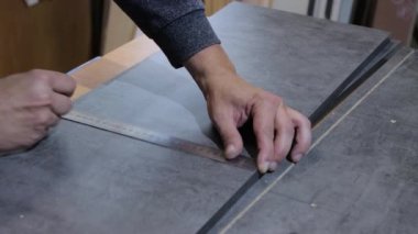 Mobilya fabrikasında çalışan bir zanaatkar.