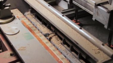 Mobilya tahtasında delik açma işlemi