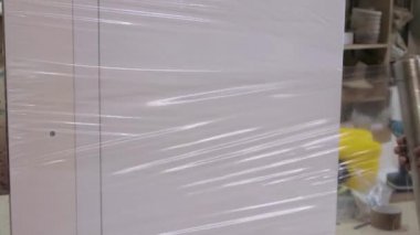 Mobilya atölyesinde bitmiş ürün paketleme süreci
