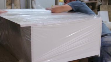 Mobilya atölyesinde bitmiş ürün paketleme süreci