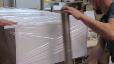 Mobilya atölyesinde bitmiş ürün paketleme süreci